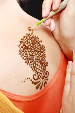 How Do Henna Tattoos Work?